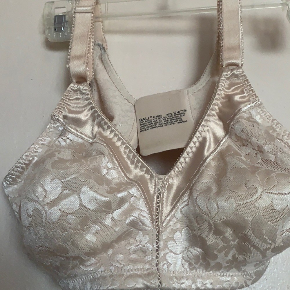 BALI FULL FIGURE FULL COVERAGE BRA 38 C BEIGE BRA WORN ONCE SOFT TO THE TOUCH
